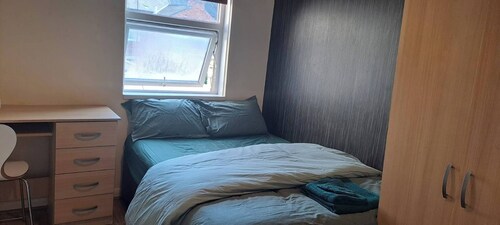 Room-charming Leicester Guest Room With