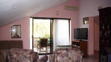 Apartment (Two-Bedroom Apartment With Sea View) | Living room | 32-inch flat-screen TV with satellite channels