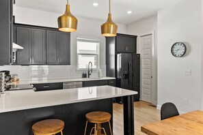 Réfrigérateur, four à micro-ondes, un four, surface de cuisson