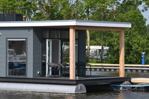 Terrace/patio - Houseboat in Sneek with Lake Views (Offingawier)