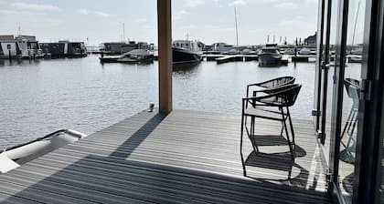 Péniche moderne avec vue sur le lac