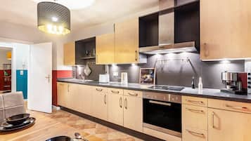 Fridge, oven, stovetop, dishwasher