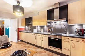 Fridge, oven, stovetop, dishwasher - Apartment 'Ferienwohnung Im Torwärterhäuschen' with Shared Garden and Wi-Fi (Rüthen)