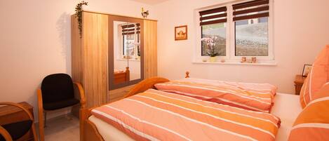 2 bedrooms, free WiFi, bed sheets, wheelchair access