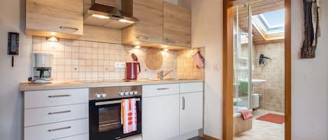 Frigorifero, forno, piano cottura, lavastoviglie