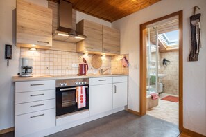 Kjøleskap, ovn, kokeplater og oppvaskmaskin