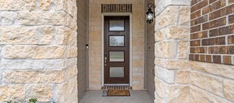 Charming bed & breakfast in welcoming Cypress with AC, WiFi,  & basic amenities