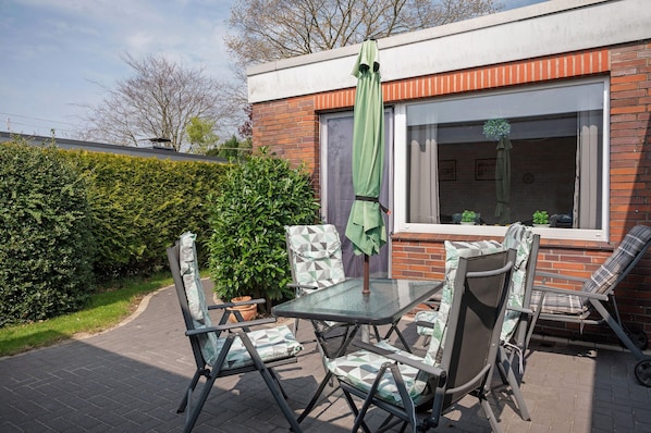 Outdoor dining - Apartment 'Haus Meyer' with Private Terrace, Private Garden and Wi-Fi (Cuxhaven)