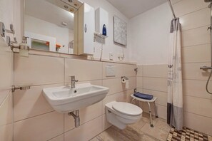 Shower, hair dryer, towels - Apartment 'Haus Meyer' with Private Terrace, Private Garden and Wi-Fi (Cuxhaven)