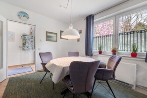 Dining - Apartment 'Haus Meyer' with Private Terrace, Private Garden and Wi-Fi (Cuxhaven)