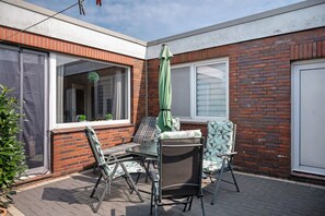 Outdoor dining - Apartment 'Haus Meyer' with Private Terrace, Private Garden and Wi-Fi (Cuxhaven)
