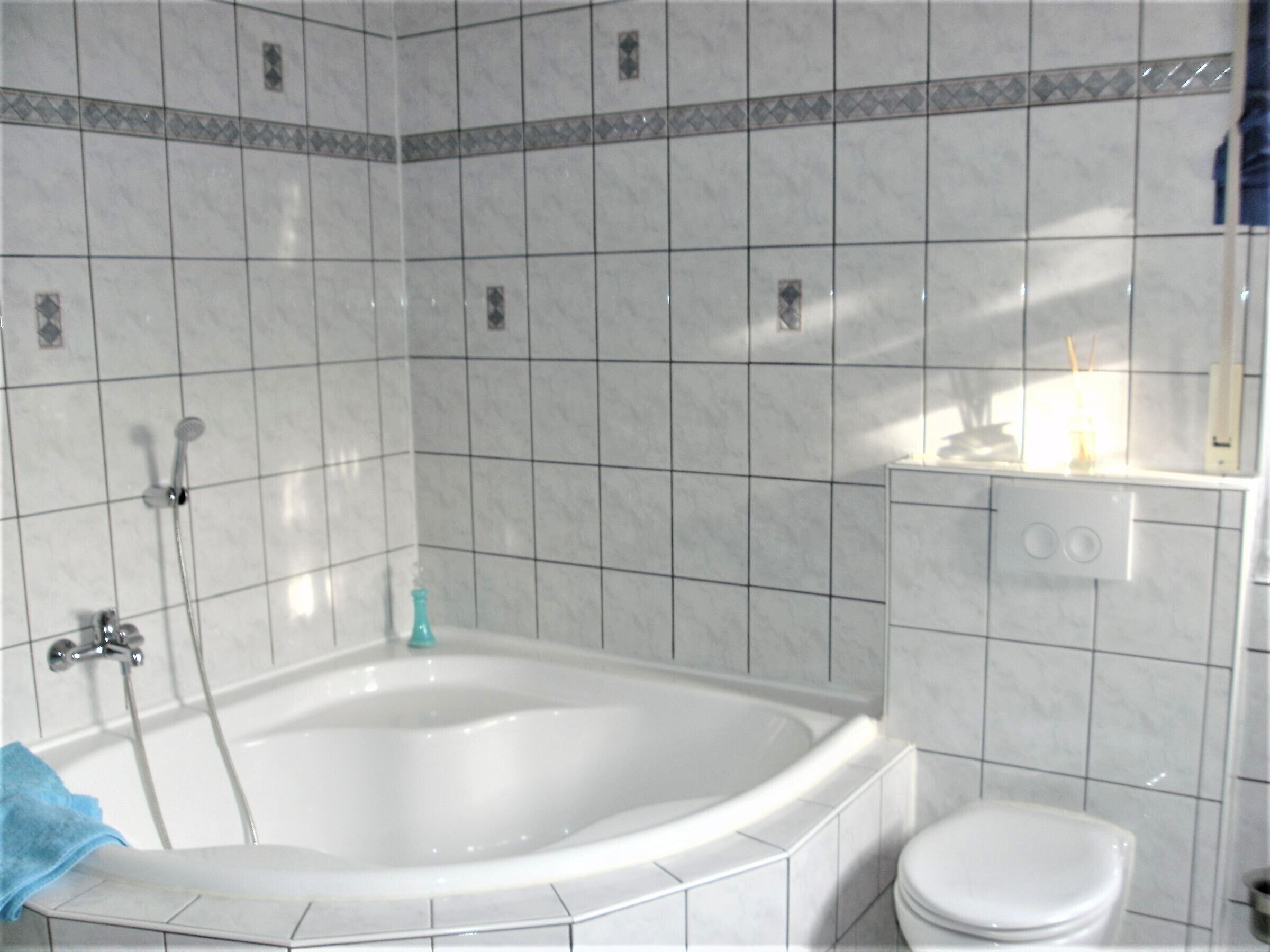 Ein Badezimmer mit Badewanne, Toilette und Dusche.