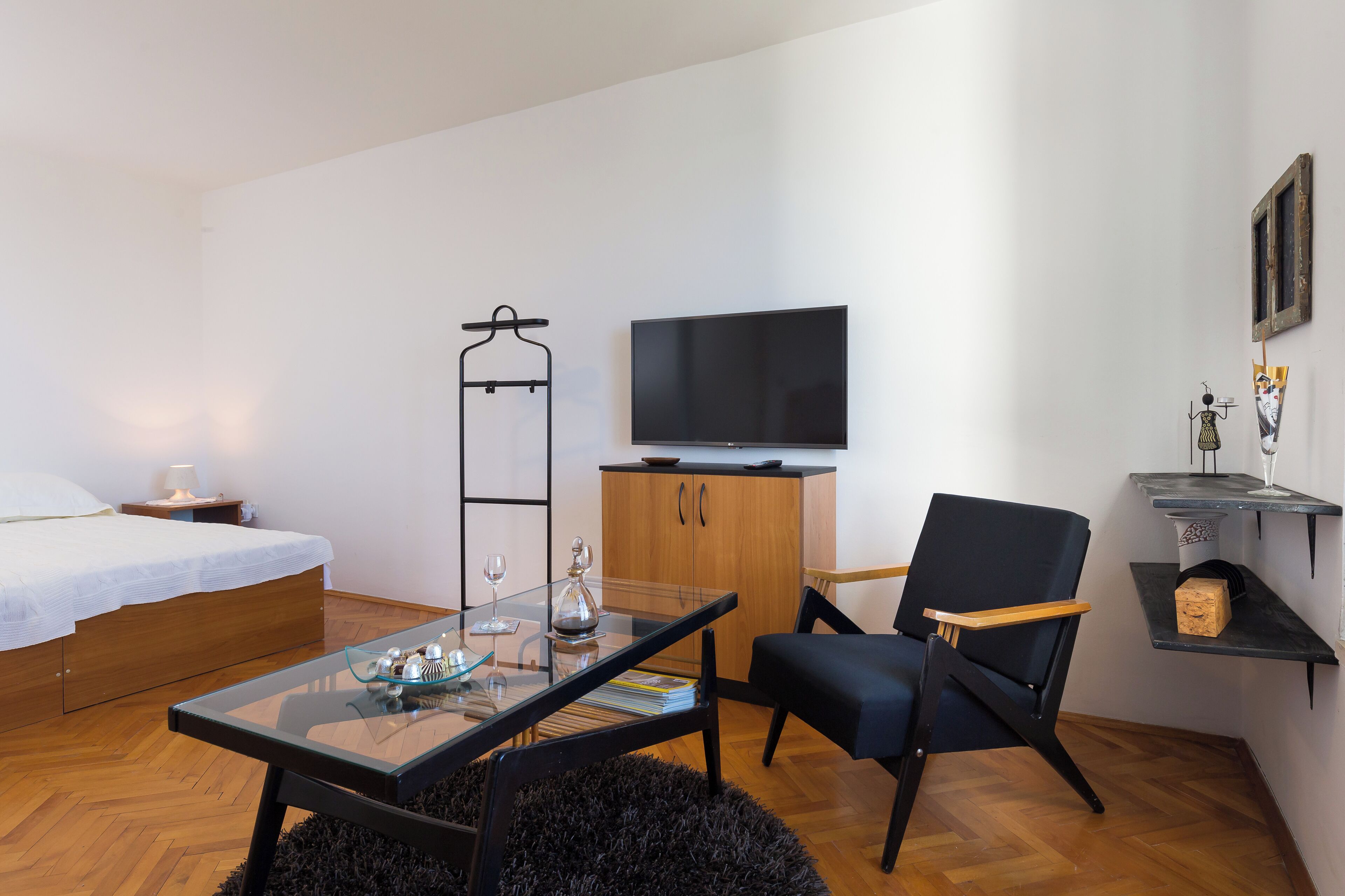 公寓 (One Bedroom Apartment with Loggia and) | 客厅 | 32-英寸纯平电视（配备有线频道）