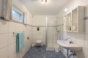 Douche, sĂšche-cheveux, serviettes fournies