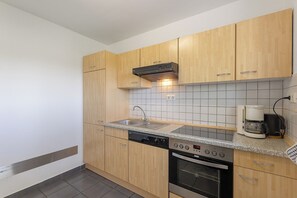 Jääkaappi, uuni, liesi, astianpesukone