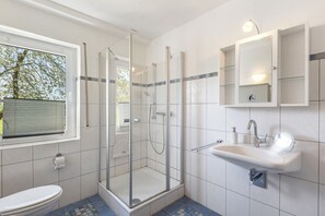 Dusche, Haartrockner, Handtücher