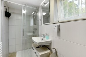 Shower, hair dryer, towels