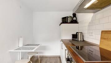 Een koelkast, een magnetron, een oven, een kookplaat