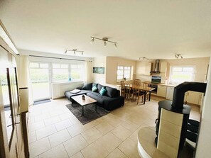 TV, fireplace, stereo