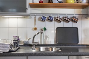 Kühlschrank, Mikrowelle, Herdplatte, Geschirrspüler