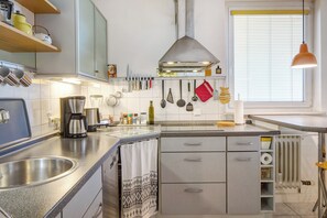 Réfrigérateur, micro-ondes, plaque de cuisson, lave-vaisselle