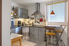 Réfrigérateur, micro-ondes, plaque de cuisson, lave-vaisselle