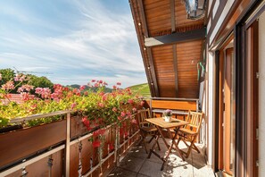 Outdoor dining - Apartment 'Heimatliebe, 51 Qm' with Shared Terrace, Shared Garden and Wi-Fi (Sasbachwalden)