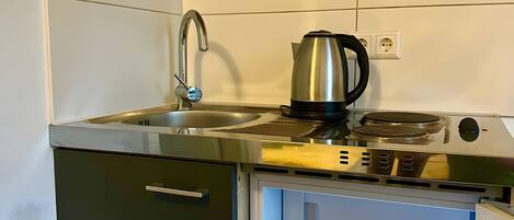 Refrigerador, microondas, parrilla de estufa y cafetera y tetera