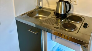 Kaffetrakter/tekoker, kjøleskap, mikrobølgeovn og kokeplater