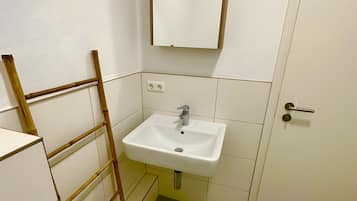 Een douche, een haardroger, handdoeken