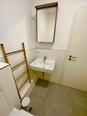 Een douche, een haardroger, handdoeken