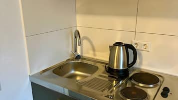 Kühlschrank, Mikrowelle, Herdplatte, Wasserkocher mit Kaffee-/Teezubehör