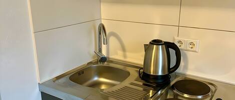 Réfrigérateur, micro-ondes, plaque de cuisson, cafetière/bouilloire