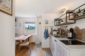 Fridge, stovetop, coffee/tea maker, electric kettle