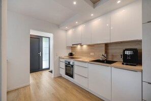 Fridge, oven, stovetop, dishwasher