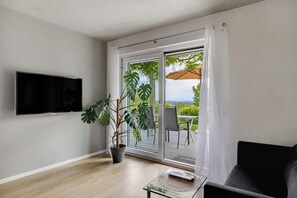 TV - Holiday Apartment 'Frieda' with Mountain View, Private Terrace and Wi-Fi (Frickingen)