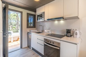 Réfrigérateur, micro-ondes, plaque de cuisson, lave-vaisselle