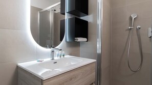 Apartment (3 Bedrooms) | Bathroom | Combined shower/tub, hair dryer, bidet, towels - Italianway - Ippodromo 8 (Milan)