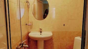 Apartment, Multiple Bedrooms, Smoking | Bathroom