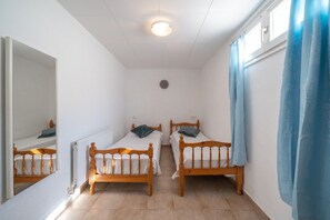 4 makuuhuonetta, silitysrauta/-lauta, internet