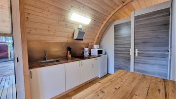 Réfrigérateur, micro-ondes, plaque de cuisson, cafetiÚre/bouilloire