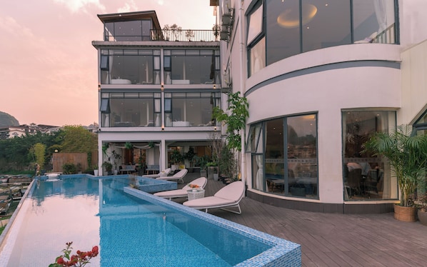 Outdoor pool - YANGSHUO SY TIME HOTEL (Guilin)