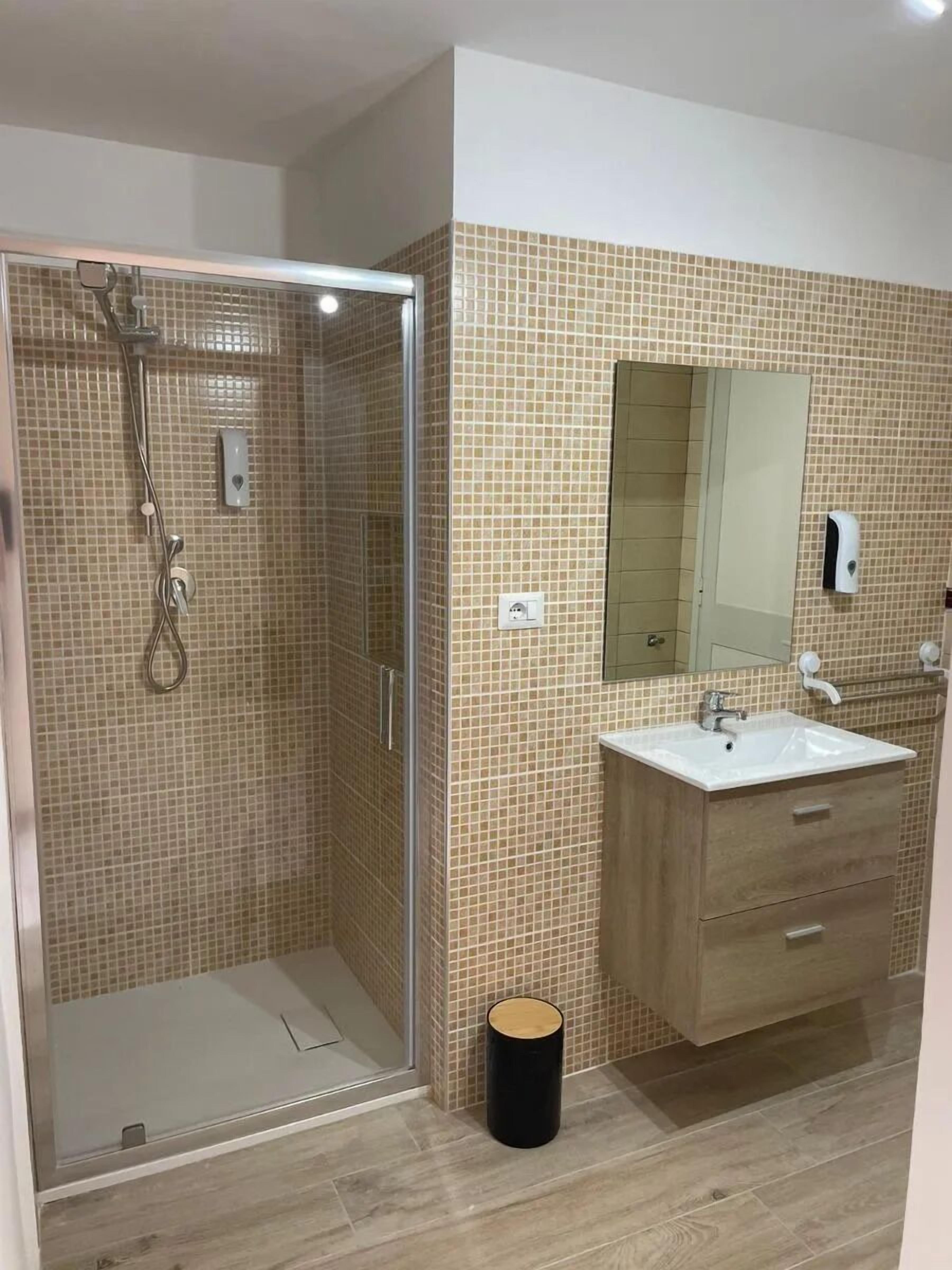 Haartrockner, Handtücher, Seife, Shampoo