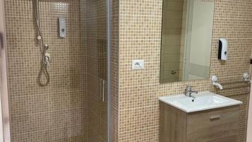 Haartrockner, HandtĂŒcher, Seife, Shampoo