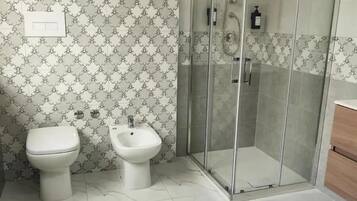 Haartrockner, Handtücher, Seife, Shampoo