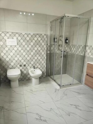 Haartrockner, Handtücher, Seife, Shampoo