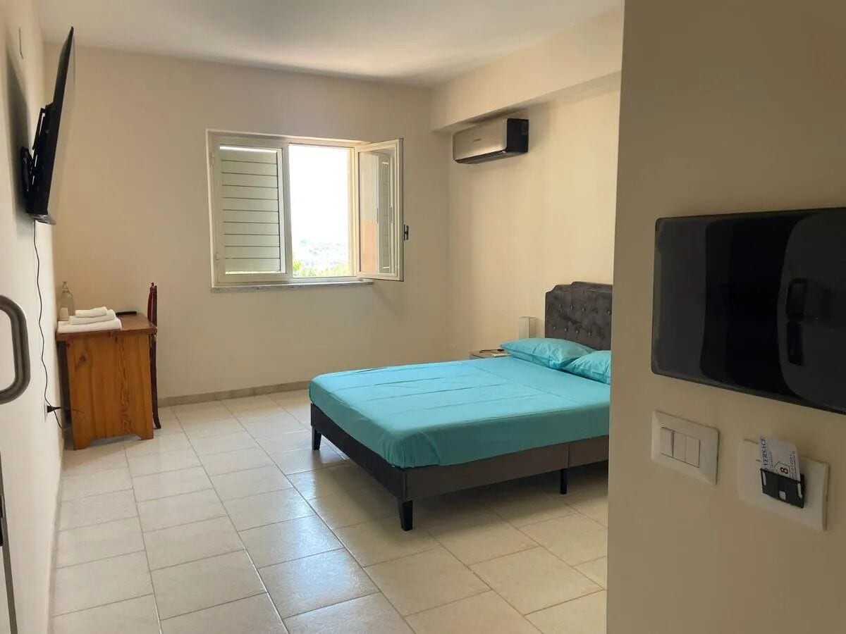 In-room safe, desk, free WiFi