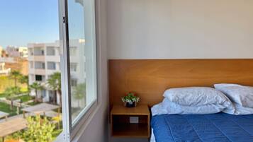 2 bedrooms, desk, iron/ironing board, WiFi