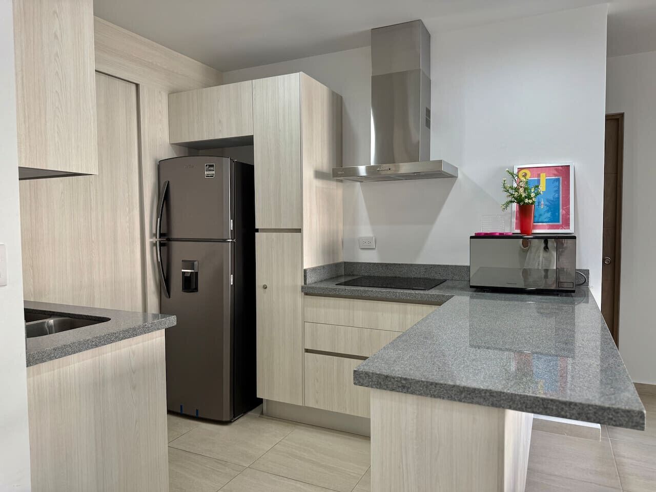 Frigorifero, microonde, piano cottura, pentole/stoviglie/utensili