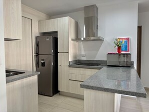 Een koelkast, een microgolfoven, een kookplaat